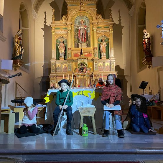 Bild enthält, Altar, Building, Adult, Female, Person, Woman, Male, Man, Child, Girl