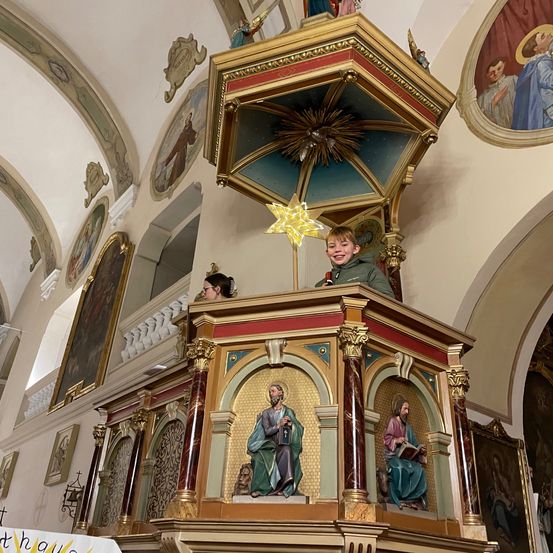 Bild enthält, Altar, Building, Church, Prayer, Person, Boy, Child, Male, Indoors, Face