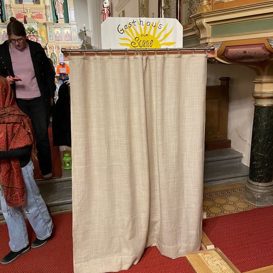 Bild enthält, Crowd, Person, Audience, Podium, Speech, Coat, Shoe, Face, Building, Jeans