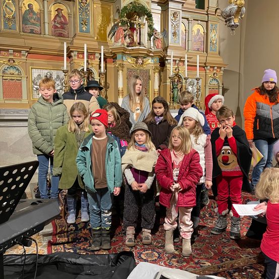 Bild enthält, People, Person, Jacket, Child, Female, Girl, Adult, Woman, Boy, Male