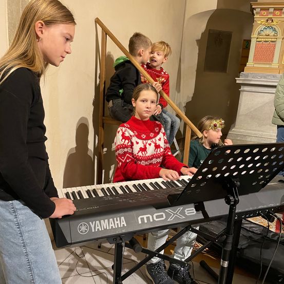 Bild enthält, Music, Musical Instrument, Musician, Performer, Person, Jacket, Boy, Child, Male, Playing Keyboards