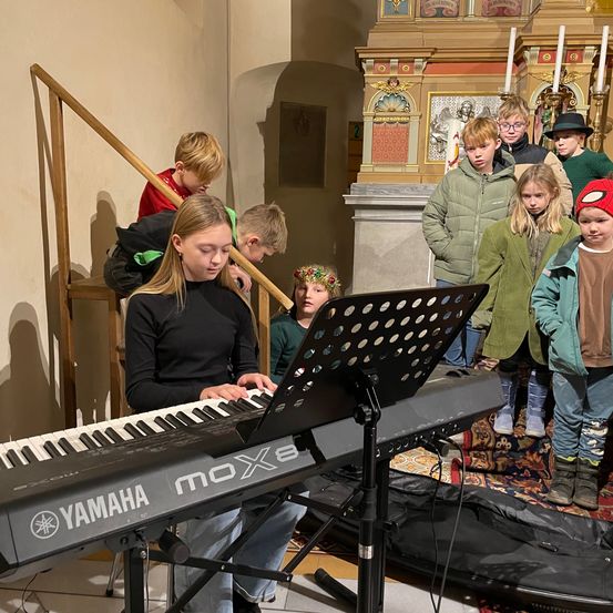 Bild enthält, Music, Musician, Performer, Person, Coat, Jacket, Adult, Female, Woman, Child