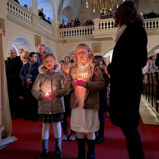 Bild enthält, Adult, Female, Person, Woman, Jacket, Male, Man, Child, Girl, People