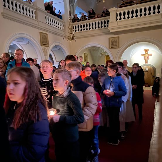 Bild enthält, Person, Adult, Male, Man, Altar, Boy, Child, Vigil, Face, Cross