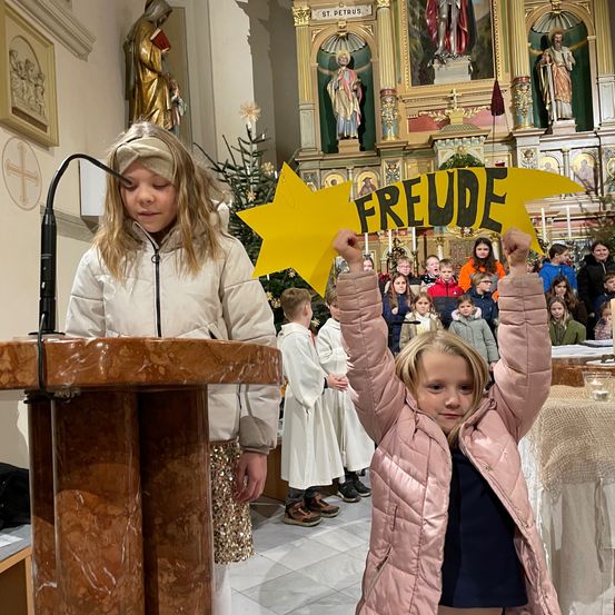 Bild enthält, Crowd, Person, Audience, Speech, Face, Head, People, Clothing, Footwear, Shoe