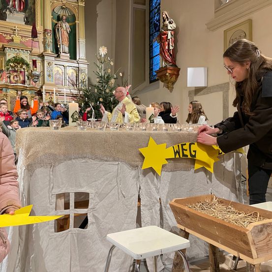 Bild enthält, Plywood, Wood, Adult, Female, Person, Woman, Male, Man, Altar, Face