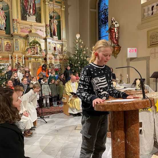 Bild enthält, Adult, Female, Person, Woman, Crowd, Face, Jeans, Festival, Christmas Decorations, Audience