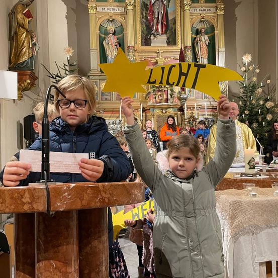 Bild enthält, Adult, Female, Person, Woman, Crowd, Face, People, Altar, Audience, Dining Table