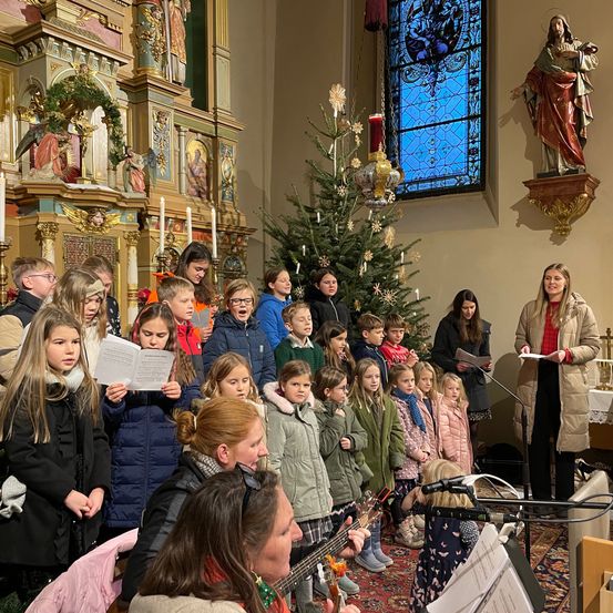 Bild enthält, Adult, Female, Person, Woman, Child, Girl, Crowd, Face, Guitar, People