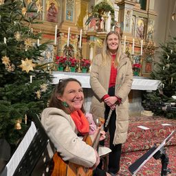 Bild enthält, Tree, Adult, Female, Person, Woman, Potted Plant, Male, Man, Coat, Fir