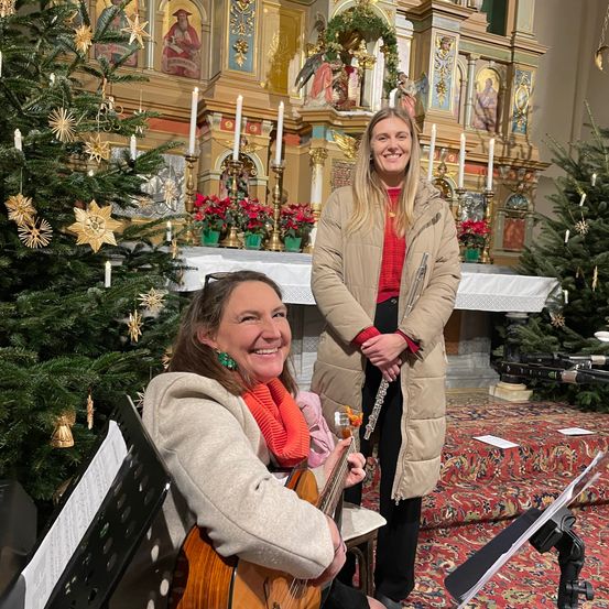 Bild enthält, Tree, Adult, Female, Person, Woman, Potted Plant, Male, Man, Coat, Fir