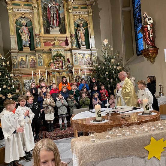 Bild enthält, Architecture, Building, Person, Child, Female, Girl, Face, Christmas, Christmas Decorations, Festival