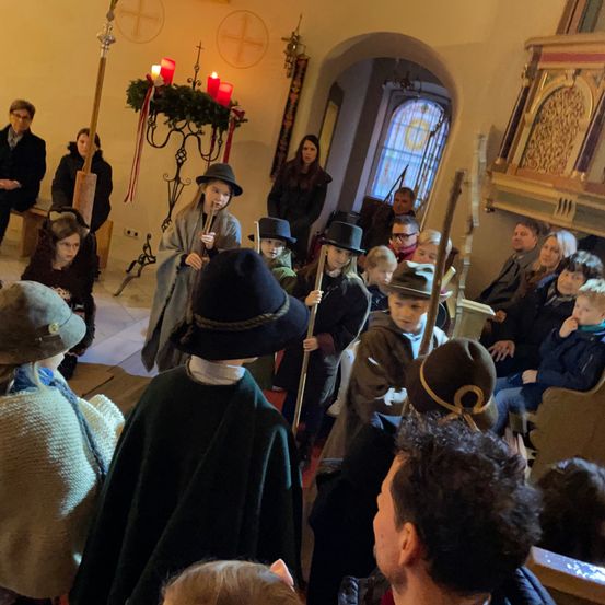 Bild enthält, Adult, Female, Person, Woman, People, Indoors, Male, Man, Face, Candle