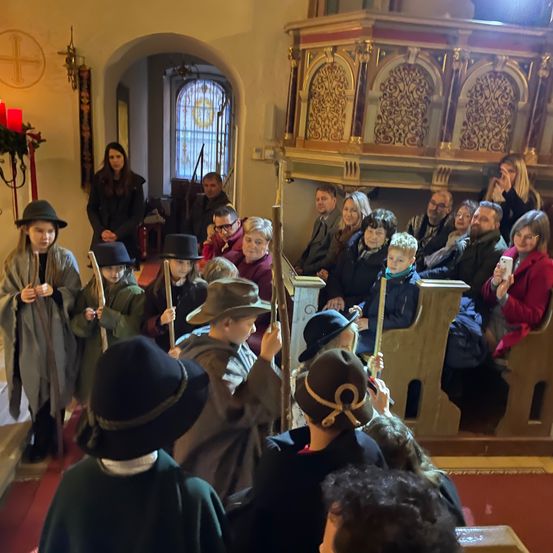 Bild enthält, Adult, Female, Person, Woman, Male, Man, Indoors, Prayer, Face, Candle
