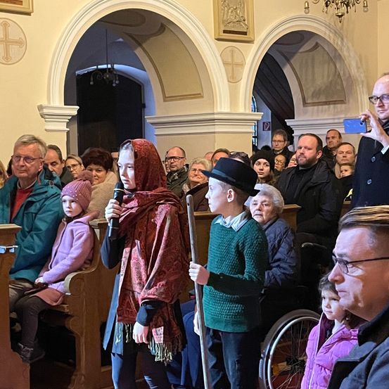 Bild enthält, Adult, Female, Person, Woman, Male, Man, People, Face, Wheel, Crowd