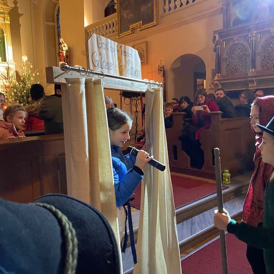 Bild enthält, Person, Boy, Child, Male, Altar, Prayer, Face, Head, Indoors, Crowd