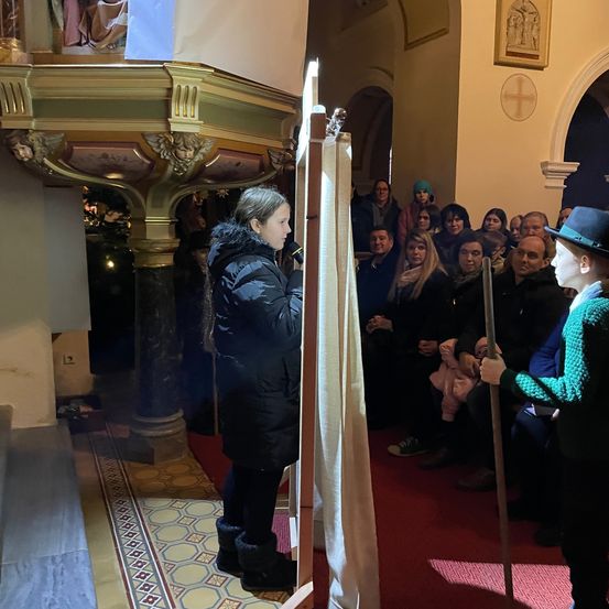 Bild enthält, Person, Clothing, Coat, Adult, Female, Woman, Face, Fashion, Shoe, Prayer