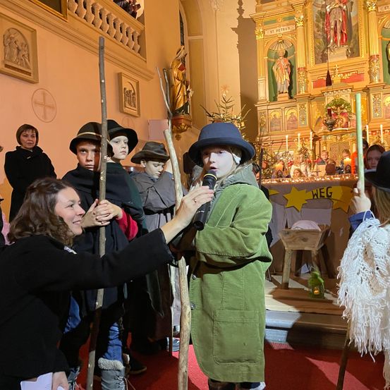 Bild enthält, Adult, Female, Person, Woman, Altar, Prayer, Male, Man, Face, Head