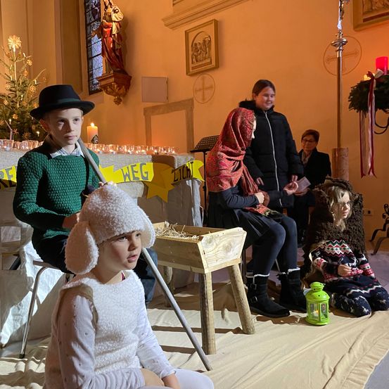 Bild enthält, Hat, Cap, Adult, Female, Person, Woman, Coat, Face, Shoe, Suit