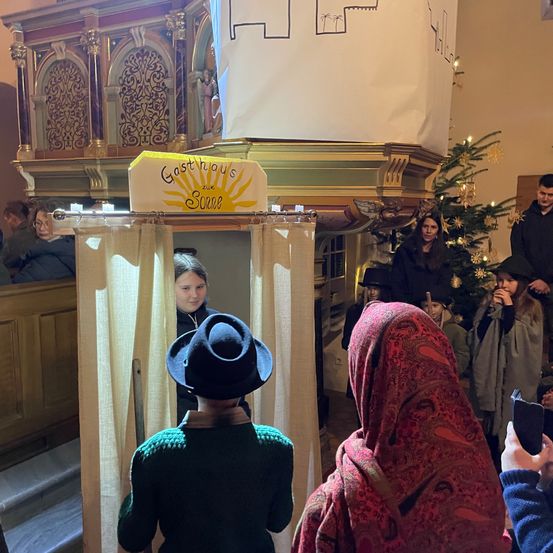 Bild enthält, Person, Adult, Female, Woman, Male, Man, Face, Head, Coffin, Hat