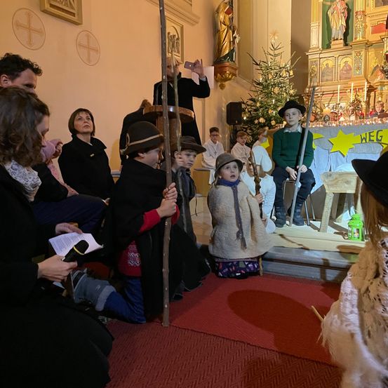 Bild enthält, Altar, Person, Adult, Female, Woman, Child, Girl, Male, Man, Face