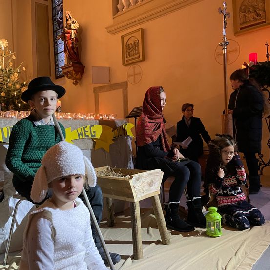 Bild enthält, Hat, Person, Adult, Female, Woman, Male, Man, Cap, Couch, Face