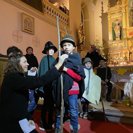 Bild enthält, Adult, Female, Person, Woman, Altar, Prayer, Male, Man, Jeans, Face