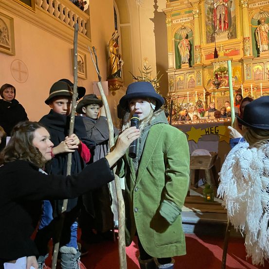 Bild enthält, Adult, Female, Person, Woman, Altar, Prayer, Male, Man, Face, Head