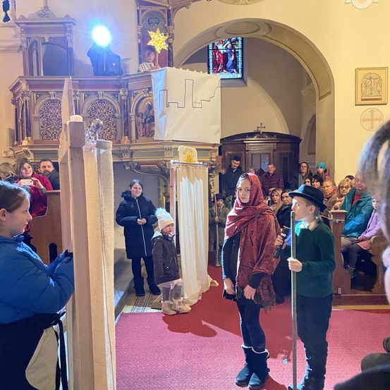 Bild enthält, Person, Jacket, Adult, Female, Woman, Male, Man, Building, Face, Shoe