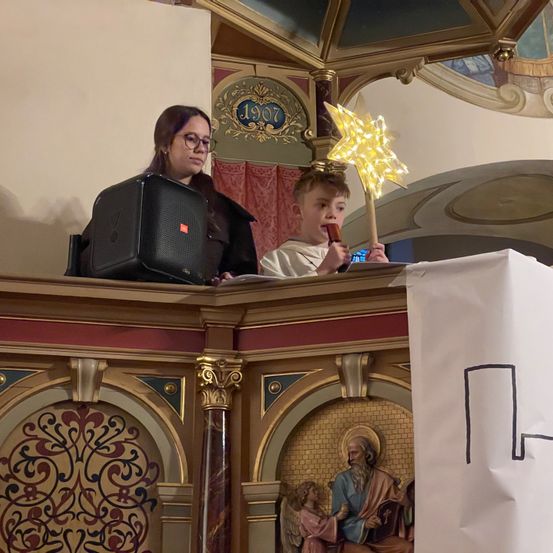 Bild enthält, Adult, Female, Person, Woman, Altar, Building, Face, Cross, People, Crowd