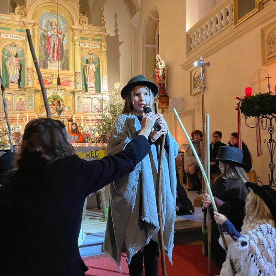 Bild enthält, Adult, Female, Person, Woman, Face, Head, Altar, Church, Prayer, Crowd