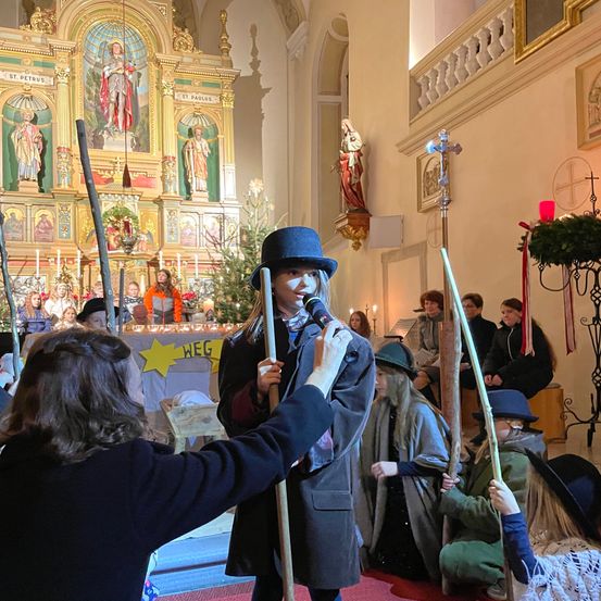 Bild enthält, Adult, Female, Person, Woman, Baby, Boy, Child, Male, Face, Altar