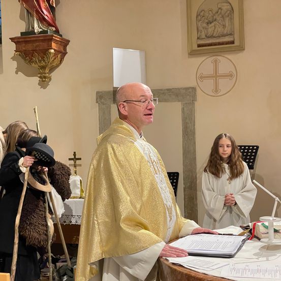 Bild enthält, Person, Priest, Adult, Female, Woman, Bishop, Male, Man, Face, Head