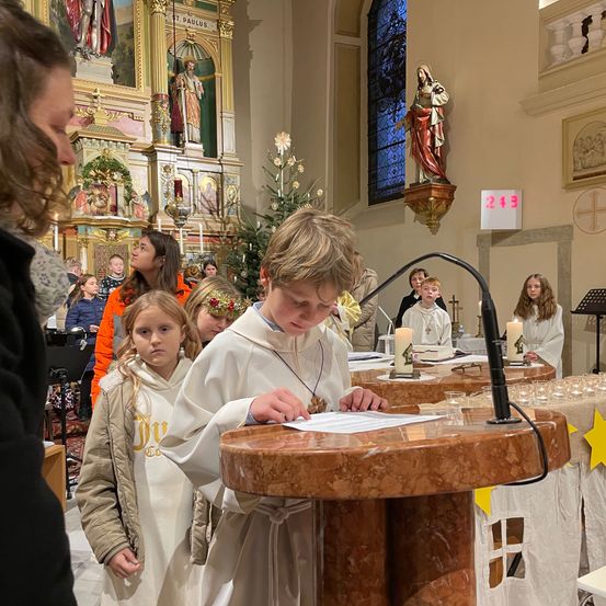 Bild enthält, Person, Priest, Child, Female, Girl, Bishop, Adult, Woman, Altar, Face