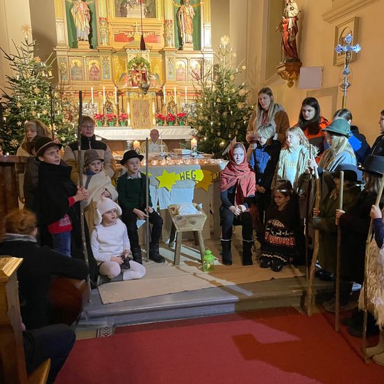 Bild enthält, Altar, Prayer, Adult, Male, Man, Person, Baby, Female, Woman, Face