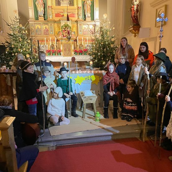 Bild enthält, Person, Child, Female, Girl, Adult, Male, Man, Woman, Altar, Face