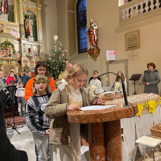 Bild enthält, Crowd, Person, Adult, Male, Man, Female, Woman, Audience, Suit, Speech