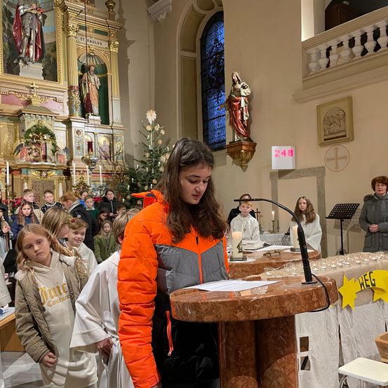 Bild enthält, Adult, Female, Person, Woman, Male, Man, Face, Crowd, Altar, Building