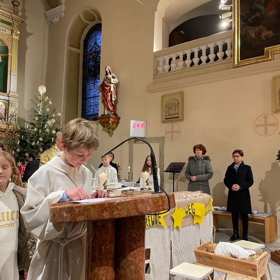 Bild enthält, Person, Adult, Female, Woman, Architecture, Building, Coat, Face, Head, Altar