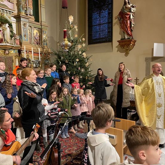 Bild enthält, Adult, Female, Person, Woman, Boy, Child, Male, Guitar, Face, Priest