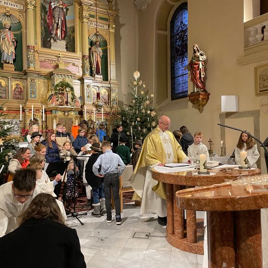 Bild enthält, Adult, Female, Person, Woman, Architecture, Building, Face, Head