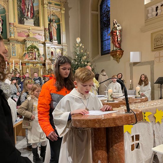 Bild enthält, Adult, Female, Person, Woman, Altar, Priest, Jacket, Face, People, Bishop