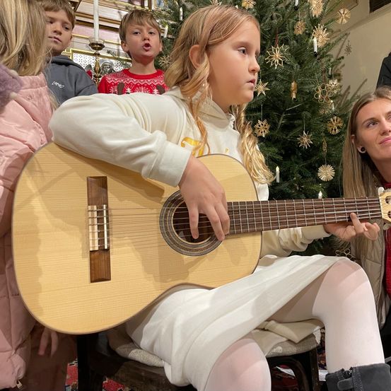 Bild enthält, Guitar, Guitarist, Music, Musician, Performer, Person, Baby, Boy, Child, Male