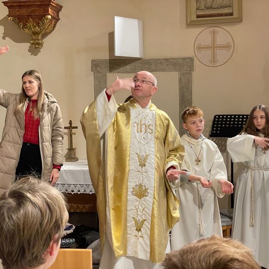 Bild enthält, Adult, Female, Person, Woman, Coat, Boy, Child, Male, Priest, Face