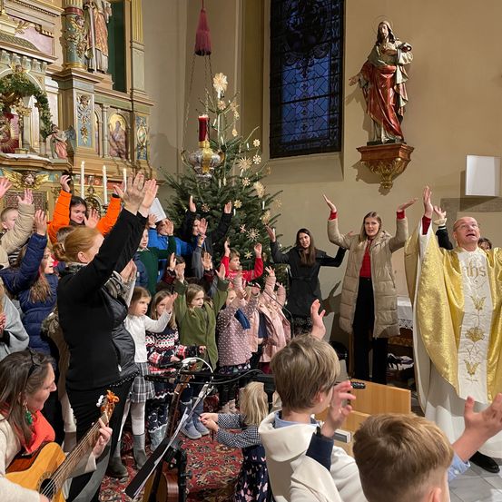 Bild enthält, Adult, Female, Person, Woman, Boy, Child, Male, Guitar, Face, Head