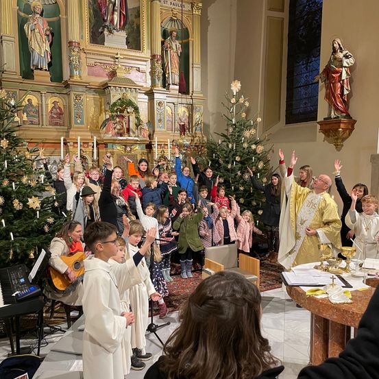 Bild enthält, Person, Adult, Bride, Female, Woman, Male, Man, Face, Christmas Decorations, Building