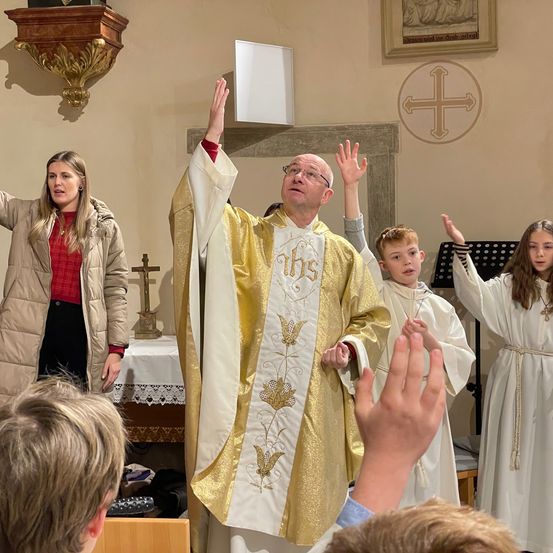 Bild enthält, Adult, Female, Person, Woman, Clothing, Coat, Priest, Face, Head, Bishop