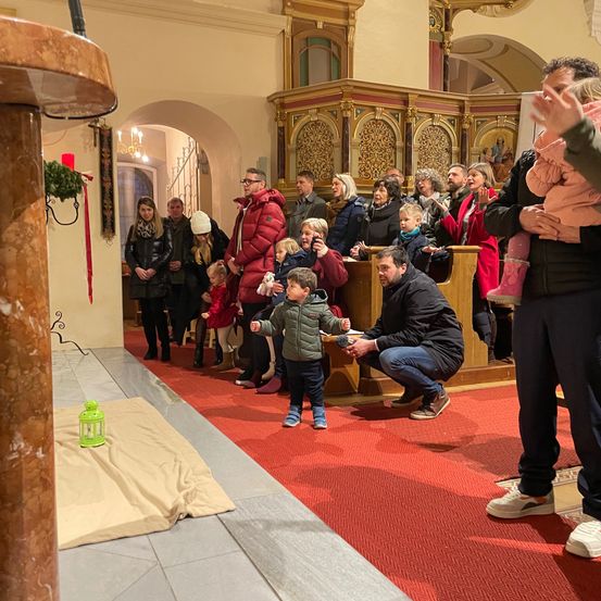 Bild enthält, Adult, Male, Man, Person, Fashion, Crowd, Boy, Child, Shoe, Coat