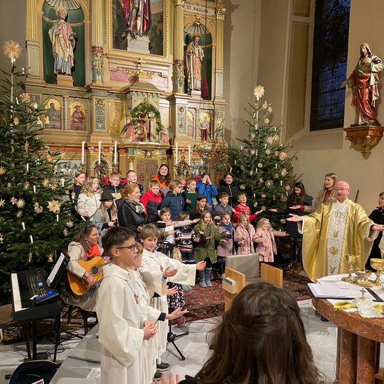 Bild enthält, Person, Architecture, Building, Face, Head, Festival, Christmas, Christmas Decorations