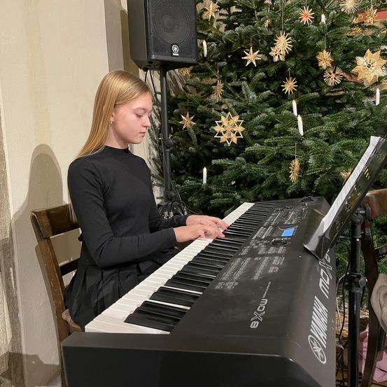 Bild enthält, Music, Musical Instrument, Musician, Performer, Person, Keyboard, Playing Keyboards, Piano, Candle, Face